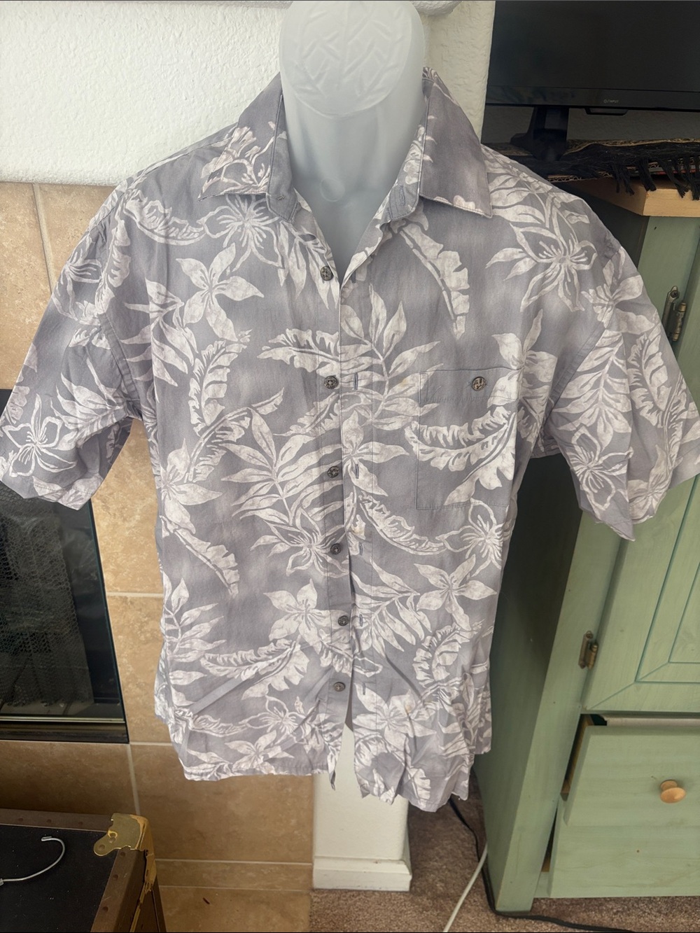Hawaiian style WMen's Gray Floral Short-Sleeve Button-Up Shirt